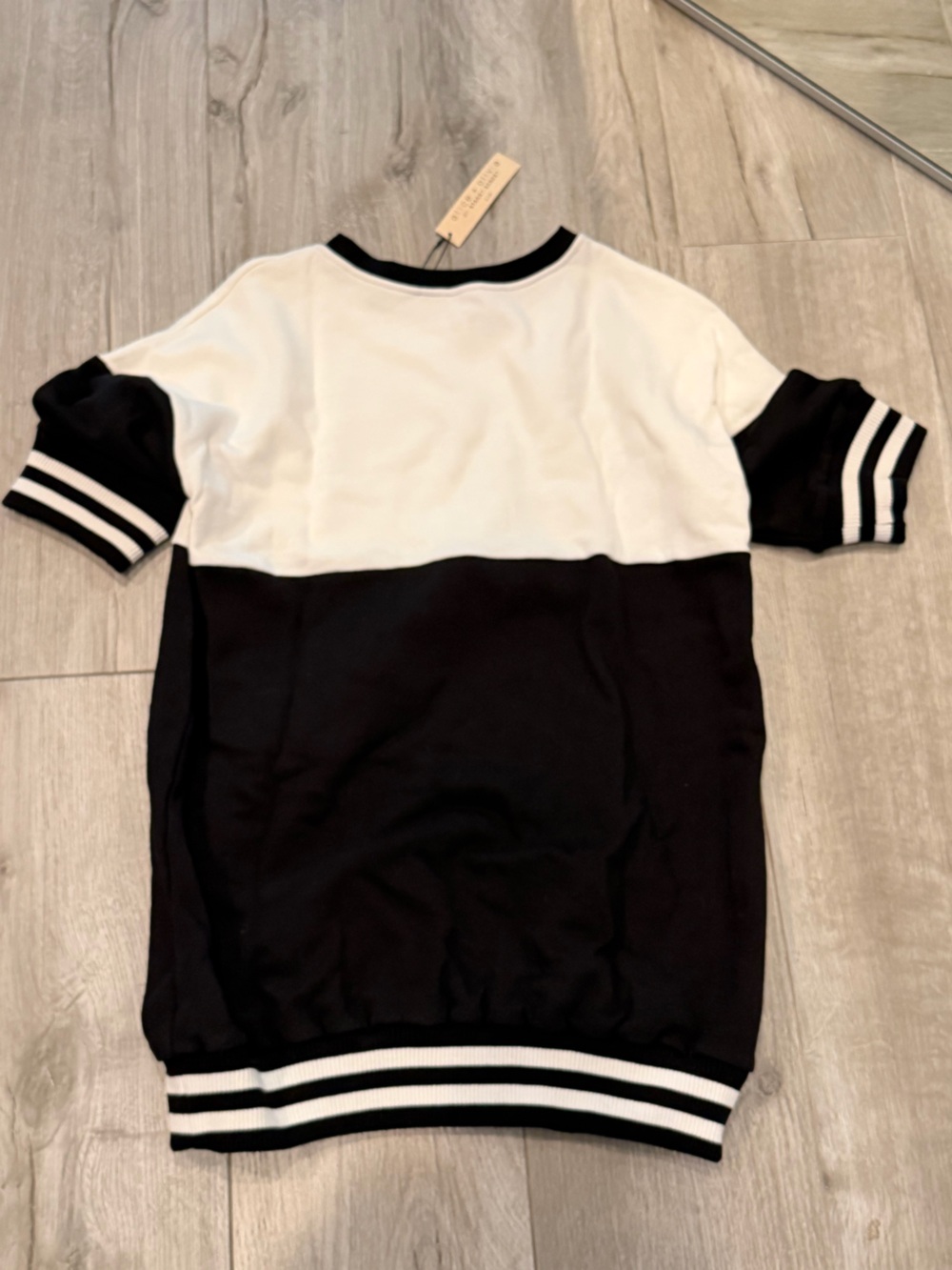NWT! Alice + Olivia Black and White Colorblock Short Sleeve sweatshirt tunic
